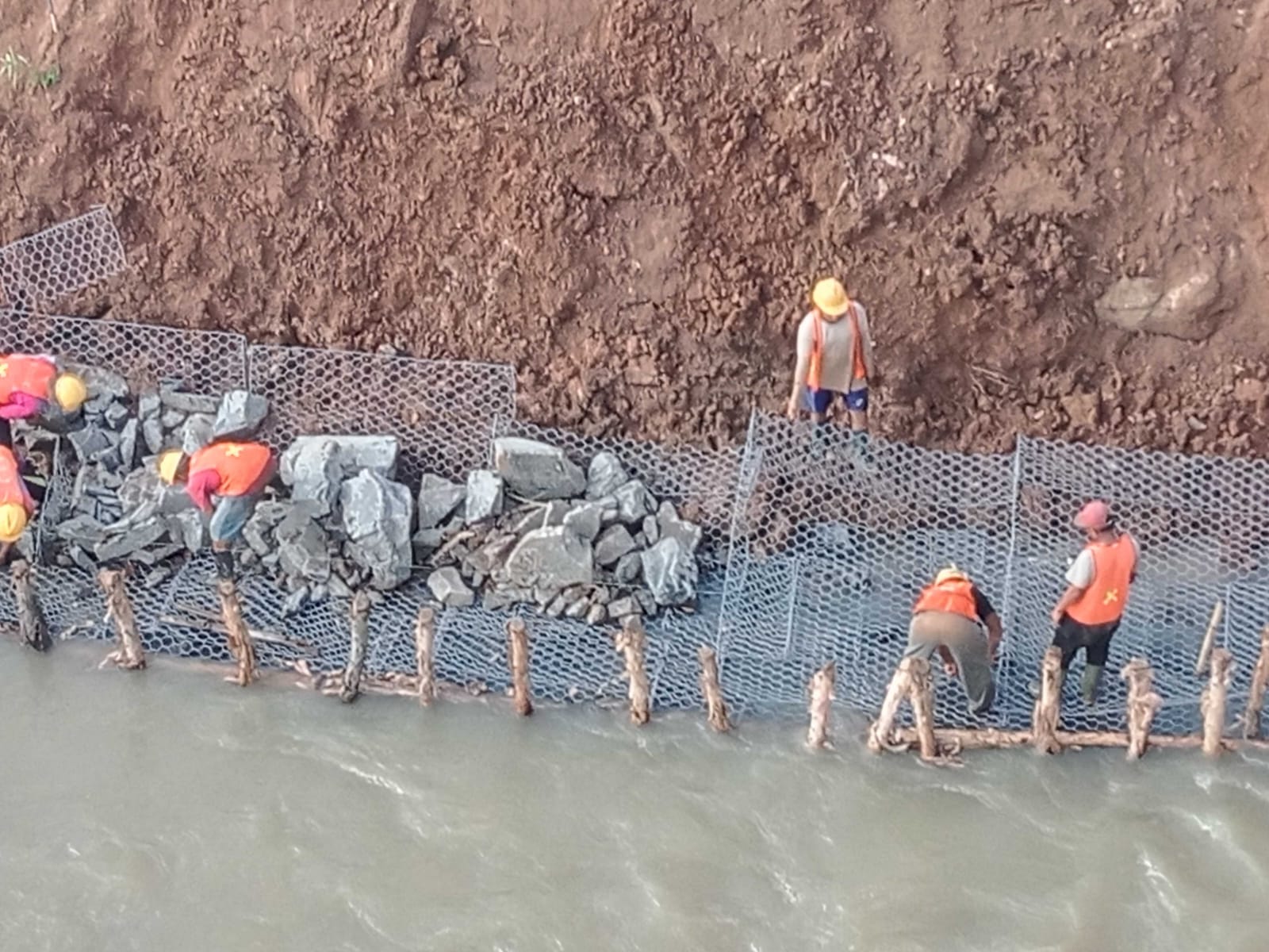 Pekerja dengan Alat Keselamatan